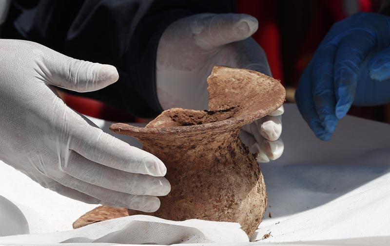 An archeologist shows a recently excavated pre-Hispanic vessel at the Kalasasaya temple in the ancient city of Tiwanaku, Bolivia, Wednesday, Sept 18, 2019. Photo: AP