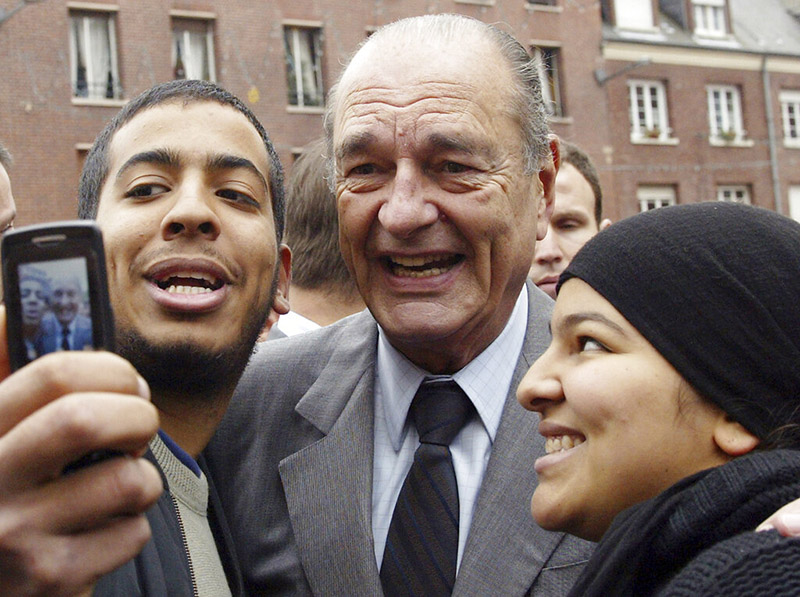 FILE - In this Nov14, 2006 file photo, French President Jacques Chirac poses with residents during his visit to Amiens, northern France. Former French President Jacques Chirac has died at 86. Photo: AP