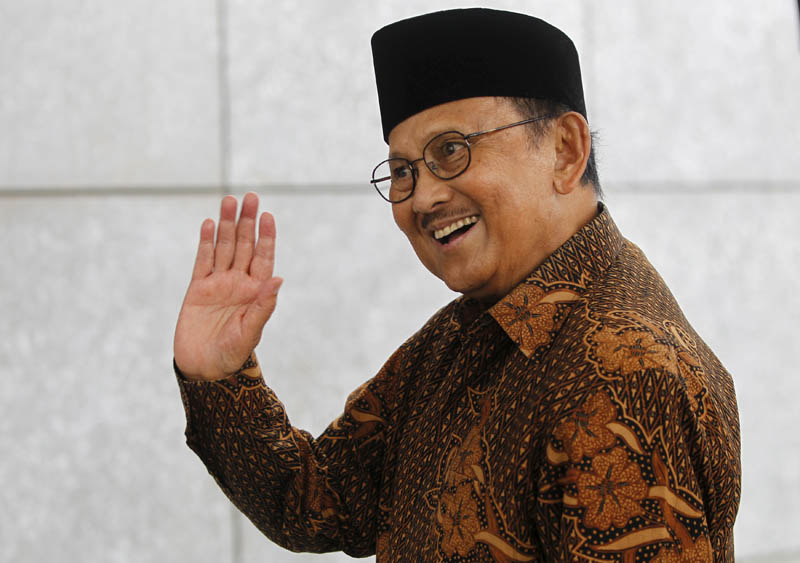 Former Indonesian president B J Habibie waves as he arrives for a ceremony to officially open the new Australian embassy in Jakarta, Indonesia, March 21, 2016. Photo: Reuters/File