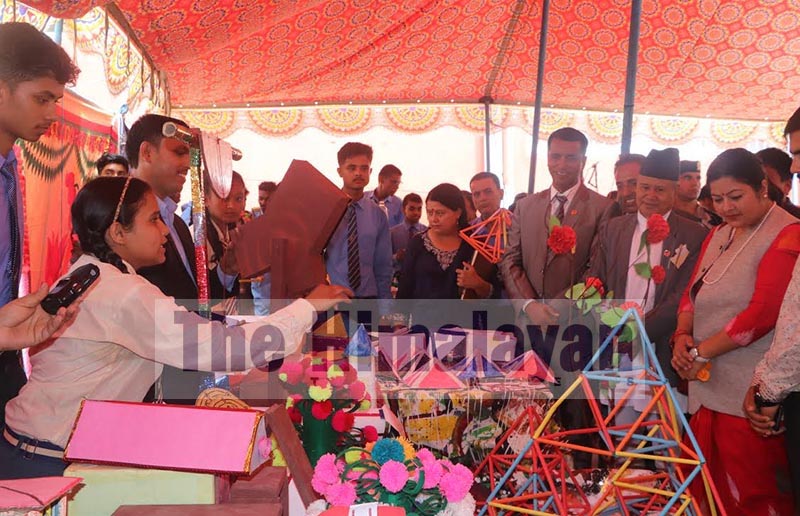 Province 3 Speaker Sanu Kumar Shrestha (second from right), Social Development Minister Yubraj Dulal (third from right), among others, observing a science exhibition organised by the province Ministry of Social Development on the occasion of the 40th National Education Day, in Hetauda, on Sunday, September 8, 2019. Photo: THT