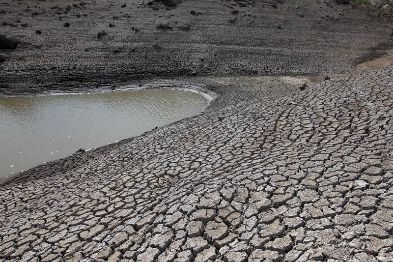 Dried mud is seen during a low-level period of water in Concepcion reservoir on the outskirt of Tegucigalpa, Honduras, September 14, 2019. Photo: Reuters