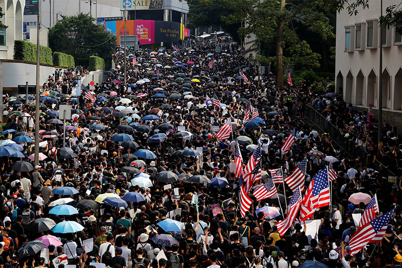 Protesters hold umbrellas and US flags during a rally to the US Consulate General in Hong Kong, China September 8, 2019. Photo: Reuters