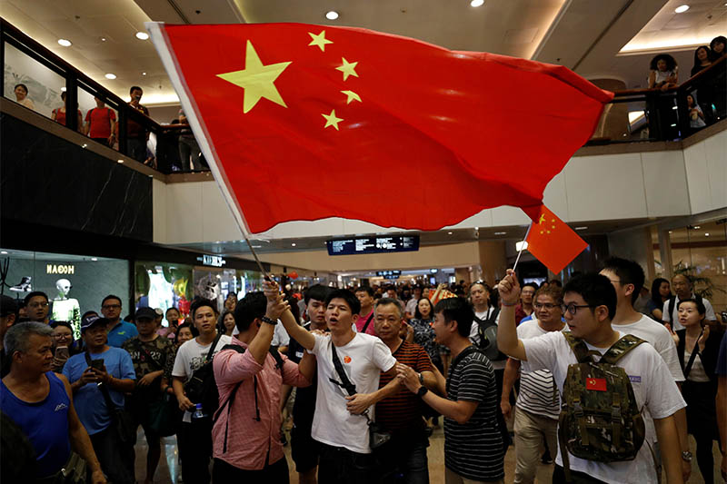 A pro-China supporteru00a0waves a flag in a shopping mall at Harbour City in Hong Kong, China, September 18, 2019. Photo: Reuters
