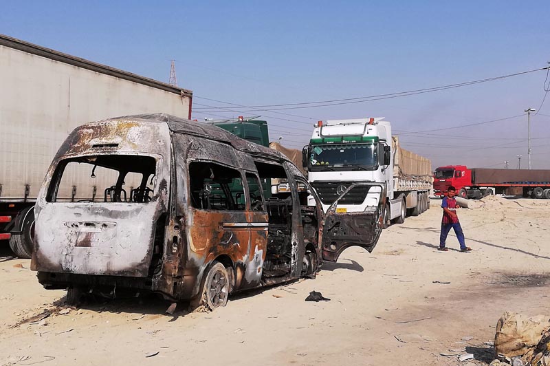 A destroyed minibus sits near an Iraqi army checkpoint about 10 kms (6 miles) south of Karbala, Iraq, Saturday, Sept 21, 2019. Photo: AP