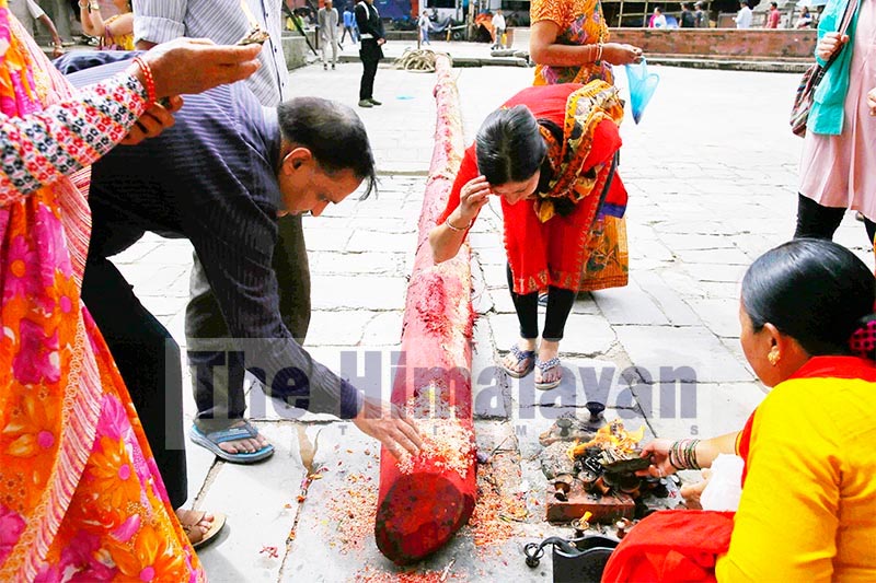 Devotees offering prayers to a wooden lingo brought for the upcoming Indra Jatra at Hanumandhoka, a UNESCO world heritage site, in Kathmandu, on Friday, September 6, 2019. Photo: THT