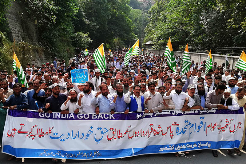 People carry flags and signs as they march towards UN office during a rally to express solidarity with the people of Kashmir, in Muzaffarabad, Pakistan, September 26, 2019. Photo: Reuters