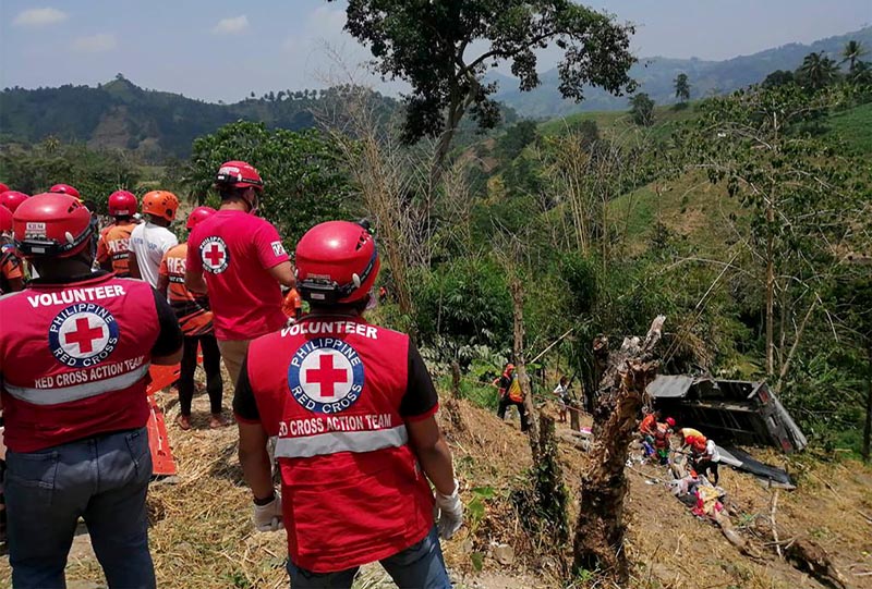 Red Cross volunteers retrieve the bodies of victims following a road accident Tuesday, Sept 17, 2019, in a remote village in the Tboli township, South Cotabato in the southern Philippine. Photo: Philippine Red Cross, South Cotabato Chapter via AP