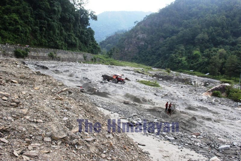 Labourers illegally excavating grits and sandstones from Leuti River, at Sagurigadhi Rural Municipality, of Dhankuta district. Photo: Khagendra Ghimire/THT