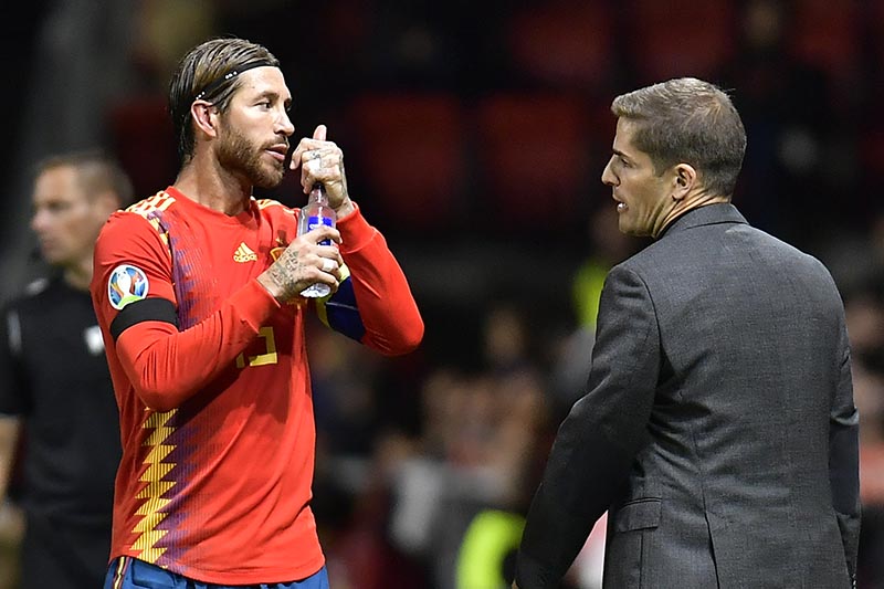 Spain's coach Roberto Moreno (right), speaks with Sergio Ramos during the Euro 2020 group F qualifying soccer match between Spain and Faroe Islands at the Molinon, stadium in Gijon, Spain, Sunday, September 8, 2019. Photo: AP