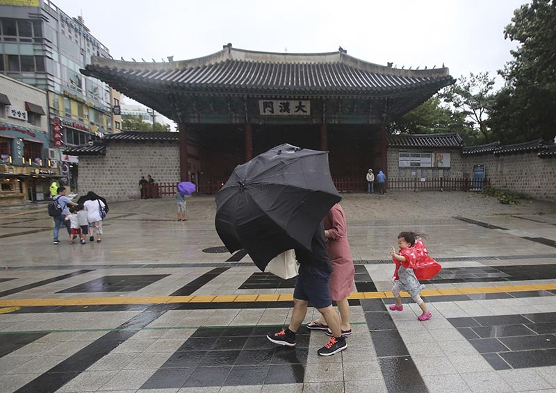 A family braves the strong wind and rain caused by Typhoon Lingling in Seoul, South Korea, Saturday, on September 7, 2019.Photo: AP