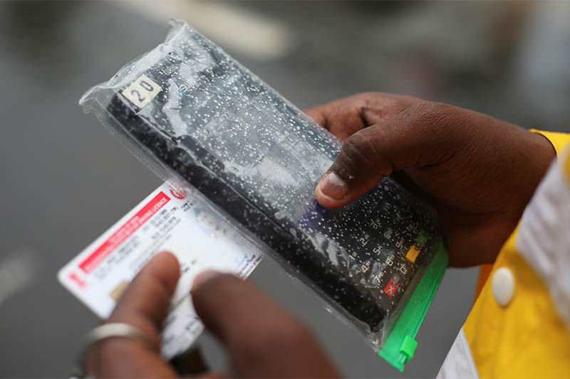 A traffic police officer uses a device to fine a driver for breaking traffic rules in Mumbai, September 5, 2019. Photo: Reuters