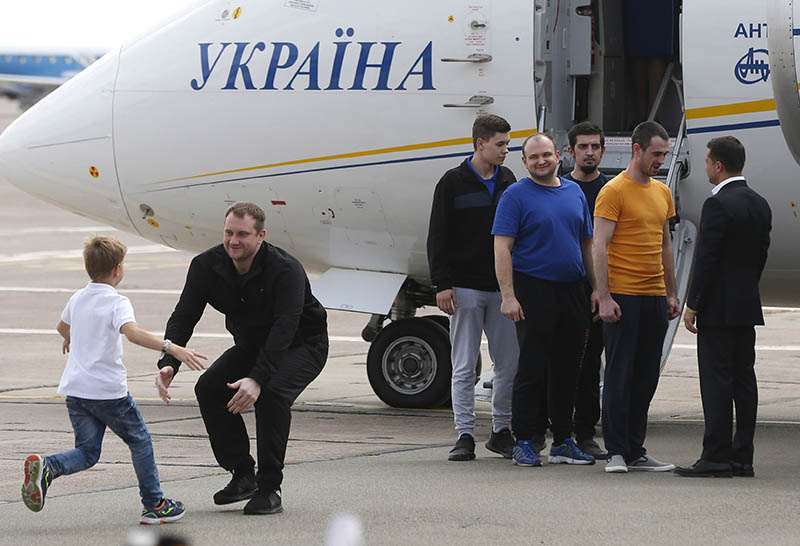 Ukraine's President Volodymyr Zelenskiy, right, greets Ukrainian prisoners upon their arrival at Boryspil airport, outside Kyiv, Ukraine, Saturday, Sept. 7, 2019. Photo: AP