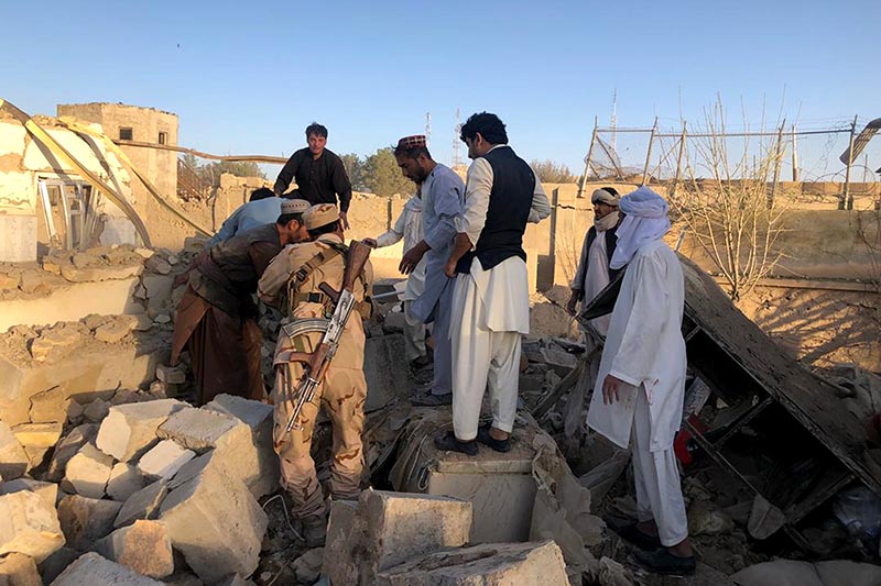 Afghan security members and people work at the site of a suicide attack in Zabul, Afghanistan, Thursday, September 19, 2019. Photo: AP