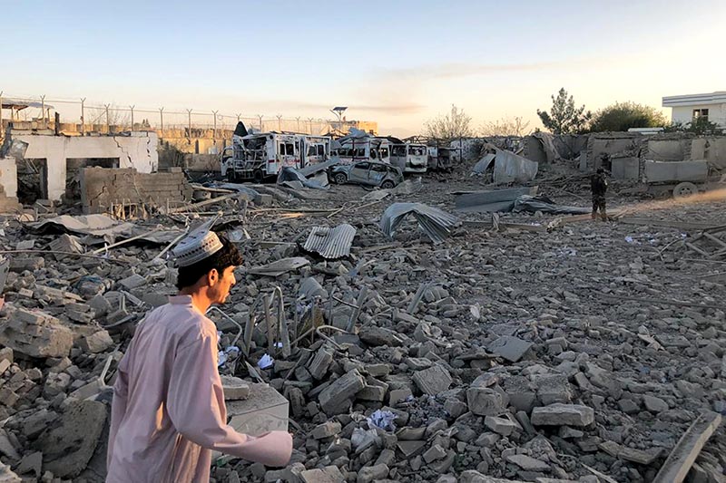 Afghan security members and people work at the site of a suicide attack in Zabul, Afghanistan, Thursday, September 19, 2019. Photo: AP