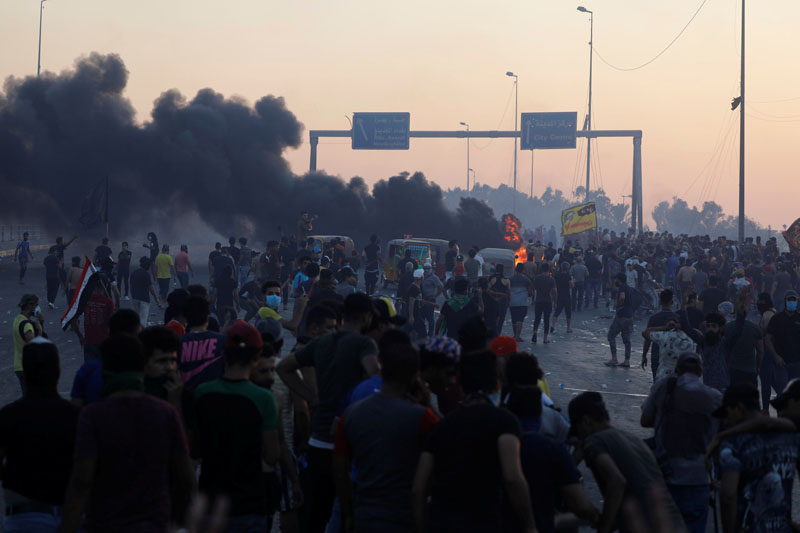 Demonstrators gather at a protest after the lifting of the curfew, following four days of nationwide anti-government protests that turned violent, in Baghdad, Iraq October 5, 2019. Photo: Reuters