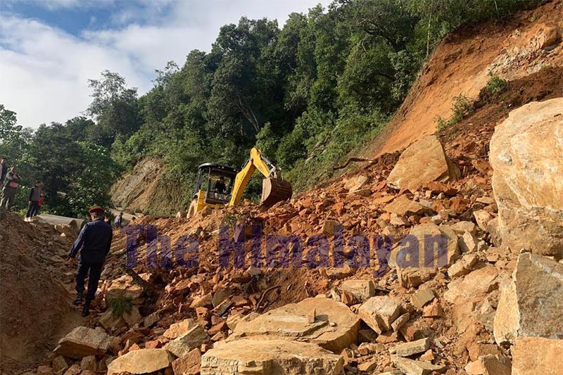 A landslide-obstructed road being cleared along the Diktel-Halesi stretch in Khotang, on Tuesday, October 1, 2019. Photo: THT