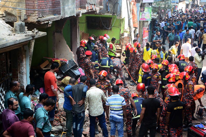Rescue workers are seen at the site of a gas pipeline explosion in the port city of Chittagong, Bangladesh, November 17, 2019. Photo: Reuters