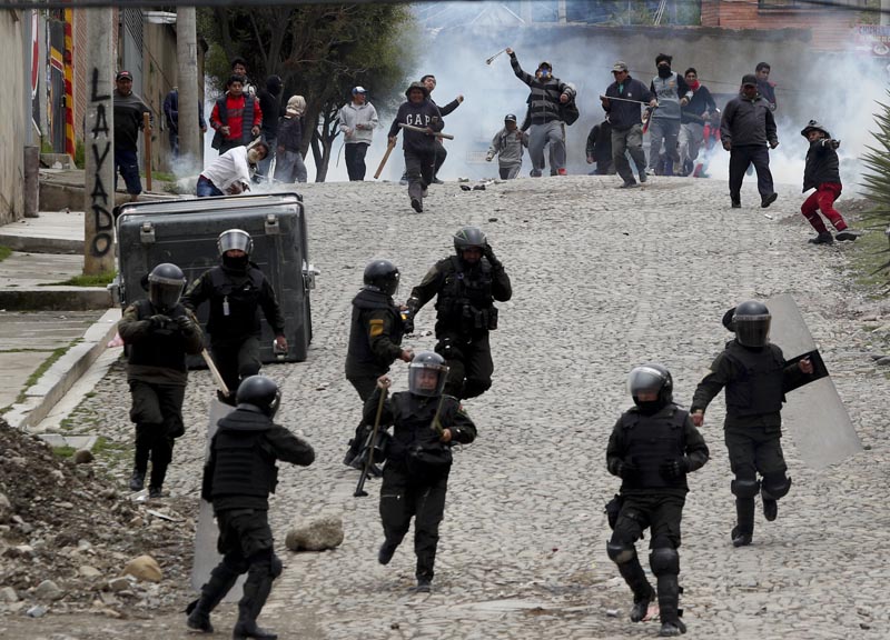 Supporters of former President Evo Morales clash with police in La Paz, Bolivia, Monday, November 11, 2019. Photo: AP