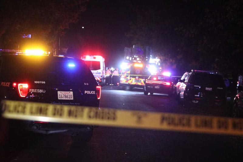 Police and emergency vehicles work at the scene of a shooting at a backyard party, Sunday, Nov. 17, 2019, in southeast Fresno, California. Photo: Larry Valenzuela/The Fresno Bee via AP