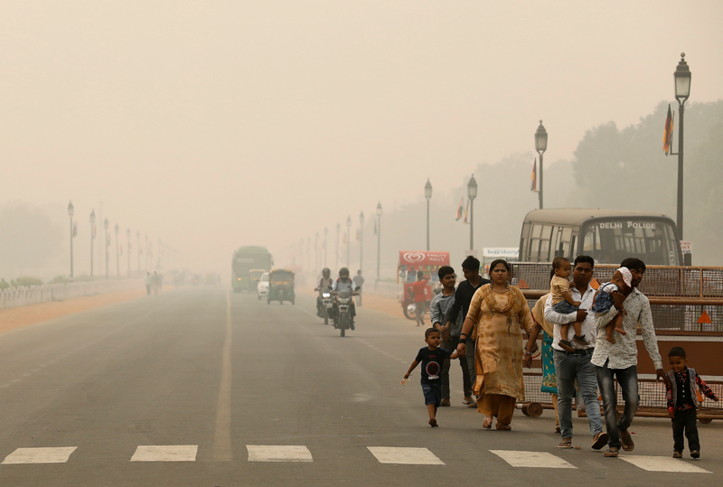 People walk on the Rajpath on a smoggy day in New Delhi, India, November 1, 2019. Photo: Reuters