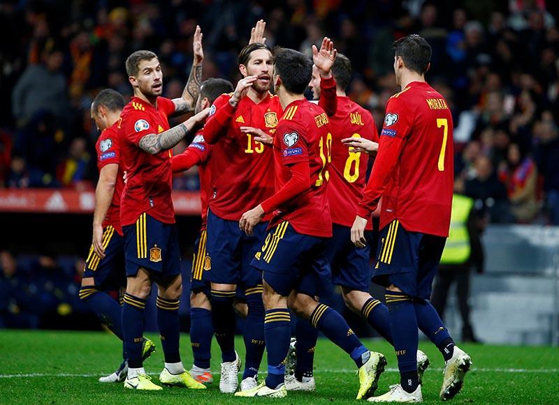Spain's Gerard Moreno celebrates scoring their third goal with teammates during the Euro 2020 Qualifier Group F match between Spain and Romania, at Wanda Metropolitano, in Madrid, Spain, on November 18, 2019. Photo: Reuters
