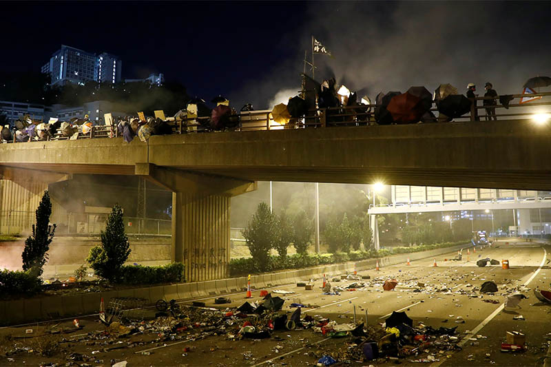 Protesters occupy a bridge above the Tolo Highway next to the Chinese University campus in Hong Kong, China November 15, 2019. Photo: Reuters