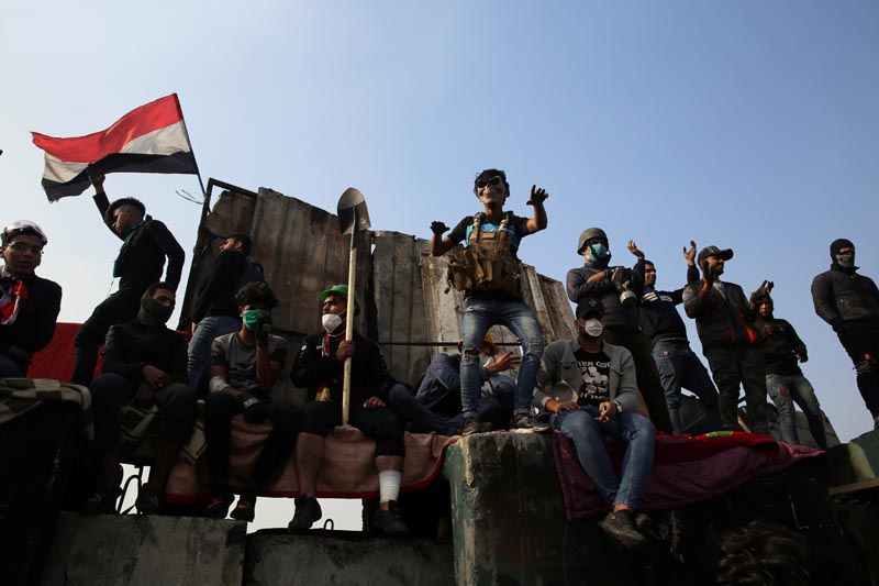 Demonstrators gesture as they take part in the ongoing anti-government protests at Ahrar bridge in Baghdad, Iraq November 18, 2019. Photo: Reuters