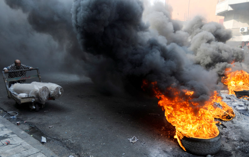 Iraqi demonstrators burn tires as they block the road during ongoing anti-government protests, in Baghdad, Iraq November 3, 2019. Photo: Reuters