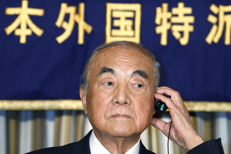 Former Japanese Prime Minister Yasuhiro Nakasone adjusts earphone during a press conference in Tokyo, March 23, 2007. Photo: AP/File