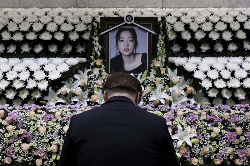 A South Korean man pays tribute to K-pop star Goo Hara at a memorial altar at the Seoul St. Mary's Hospital in Seoul, Monday, Nov 25, 2019. Photo: Chung Sung-Jun/Pool Photo via AP