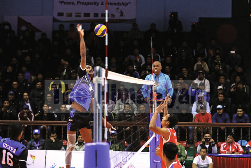 Action in the match between Nepal (right) and India during the volleyball tournament under the 13th SA Games, in Kathmandu, on Friday, November 29, 2019. Photo: THT