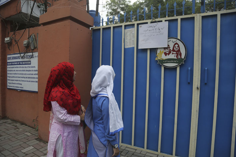 Pakistani students read a school closing notice at a gate of their school in Lahore, Pakistan, Thursday, Nov 7, 2019. Photo: AP