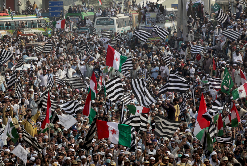 Supporters of religious and political party Jamiat Ulema-i-Islam-Fazal (JUI-F) wave flags as they listen to the speech of their leaders while heading towards Islamabad city, during what they call Azadi March (Freedom March) to protest the government of Prime Minister Imran Khan in Lahore, Pakistan October 30, 2019. Photo: Reuters