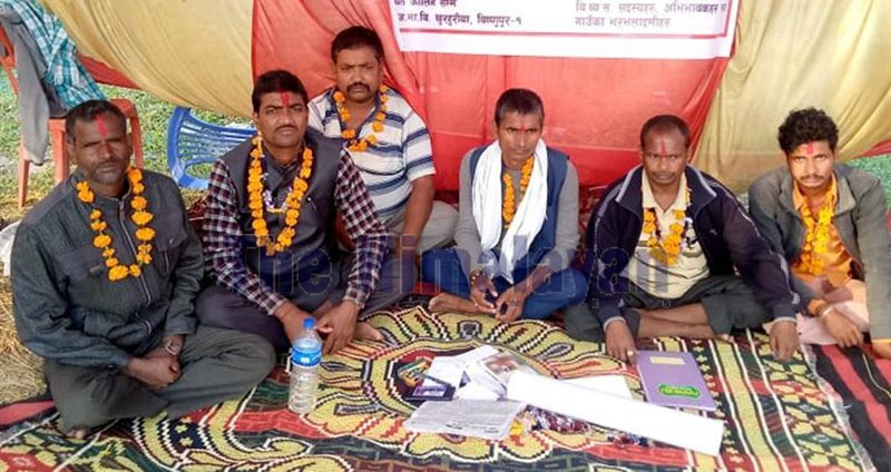Former chairpersons and guardians of Janata Secondary School participating in a relay hunger strike putting forward a six-point demand at Bishnupur Rural Municipality, Saptari, on Thursday. Photo: THT