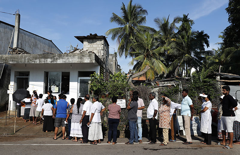 Sri Lankans queue up to cast their votes at a polling station during the presidential election in Colombo, Sri Lanka, Saturday, Nov. 16, 2019. Photo: AP