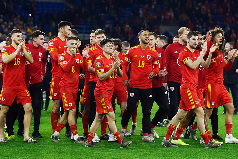 Wales players applaud the fans after the match. Photo: Reuters