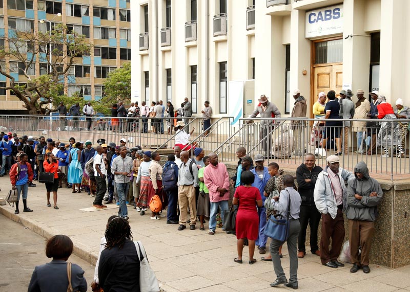 People queue to withdraw money from a bank as Zimbabwe introduces new currency in Harare, Zimbabwe, November 12, 2019. Photo: Reuters REUTERS/Philimon Bulawayo