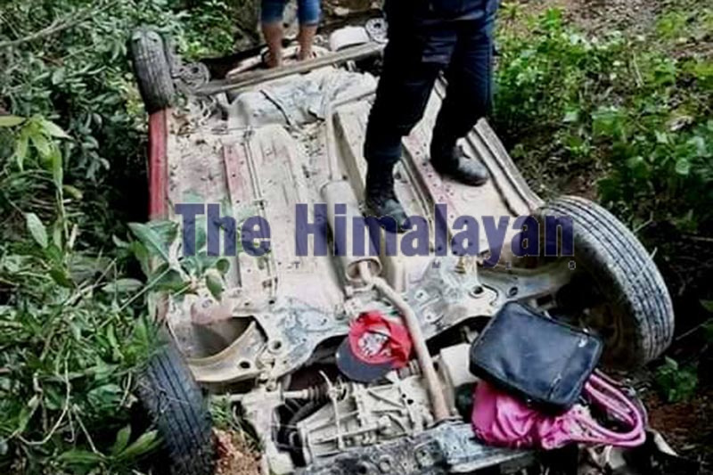 A view of jeep that turned turtle after falling below the road at Narapani of Arghakhachi district, on Tuesday, November 6, 2019. Photo: Krishna Prasad Dhakal/ THT