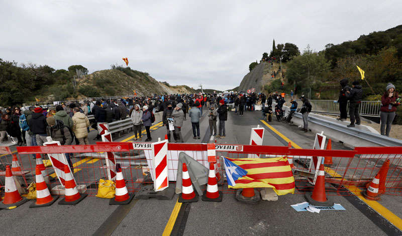Members of Catalan protest group Democratic Tsunami block AP-7 highway in La Jonquera, north of Spain November 11, 2019. Photo: Reuters