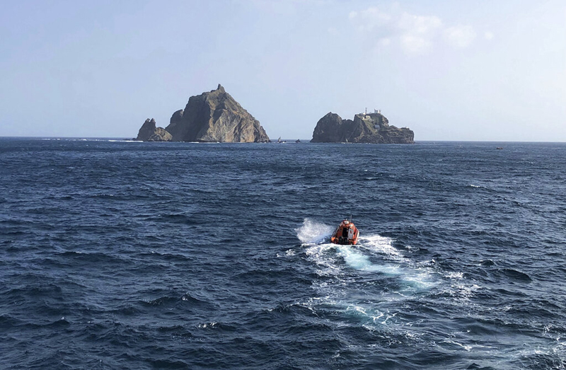In this photo provided by the Korea Coast Guard, search and rescue operations underway in waters following the crash of an ambulance helicopter near the South Korea-controlled islets of Dokdo in waters between the Korean Peninsula and Japan, Friday, November 1, 2019. Photo: AP