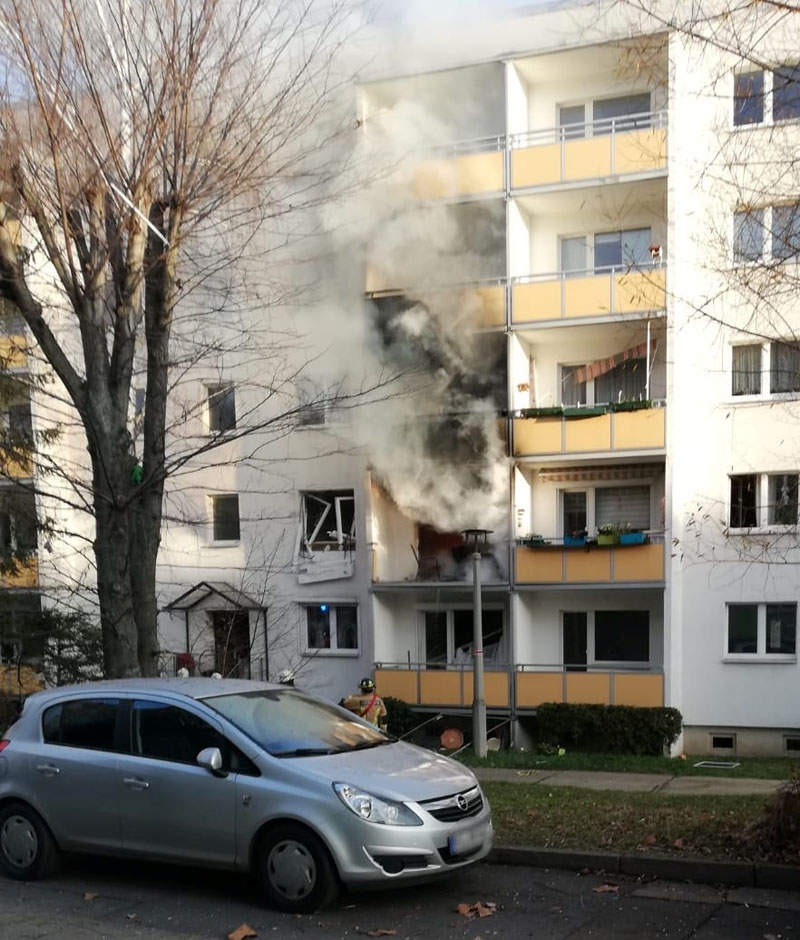 Smoke billows out of an apartment building after an explosion in Blankenburg, Germany December 13, 2019. Photo: PI Magdeburg/Polizeirevier Harz via Reuters