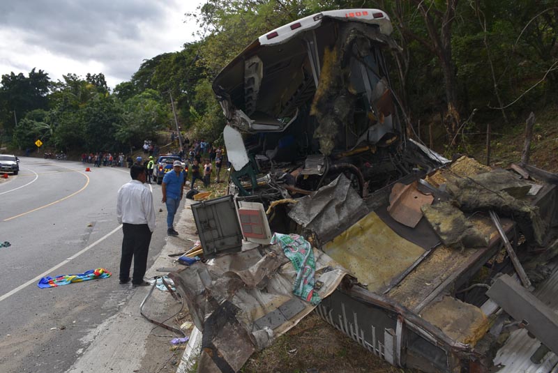 The wreckage of a passenger bus that crashed with a trailer truck lays on the side of the highway in Gualan, Guatemala, Saturday, December 21, 2019. Photo: AP