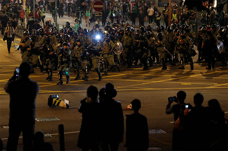 Riot police arrive to disperse anti-government protesters during a protest on Christmas Eve at Tsim Sha Tsui in Hong Kong, China, December 25, 2019. Photo: Reuters
