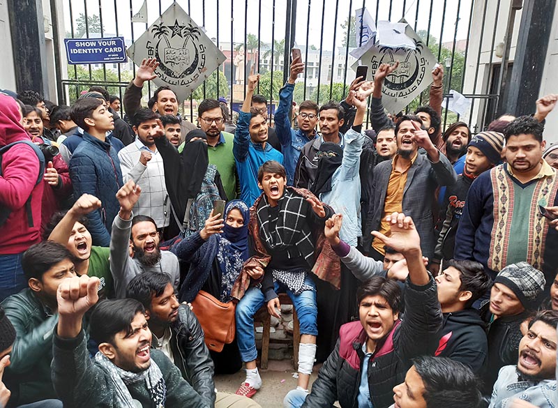 Demonstrators shout slogans during a protest outside a gate of the Jamia Millia Islamia university in New Delhi, India, on Monday, December 16, 2019. Photo: Reuters