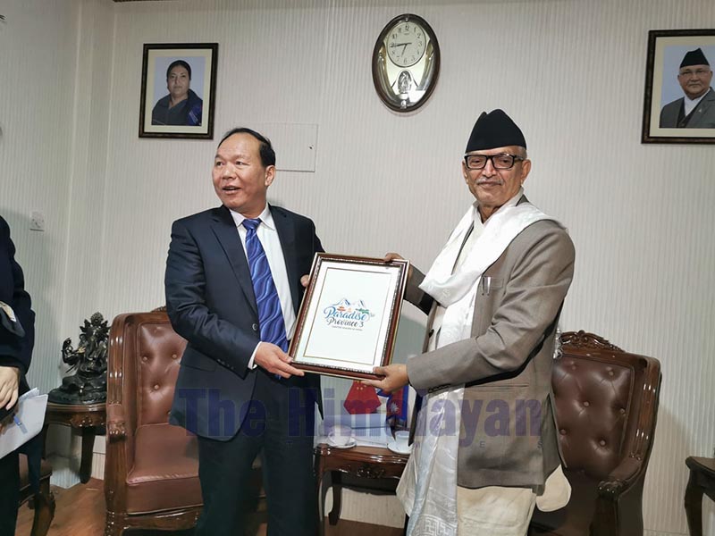 Province 3 Chief Minister Dormani Poudel handing over a token of love to Qizhala, the chief of the peopleu2019s government of Chinese autonomous region Tibet, in Kathmandu, on Thursday, December 5, 2019. Photo: THT