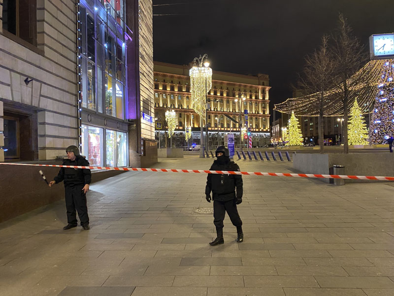 Russian police officers secure the area near the building of the Federal Security Service (FSB, Soviet KGB successor) in the background in Moscow, Russia, Thursday, Dec 19, 2019.  Photo: AP