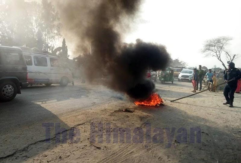 Workers burning tyres as they protest against the factory administration after a female labourer in Maruti Cement Industry committed suicide, in Siraha, on Tuesday, December 10, 2019. Photo: THT