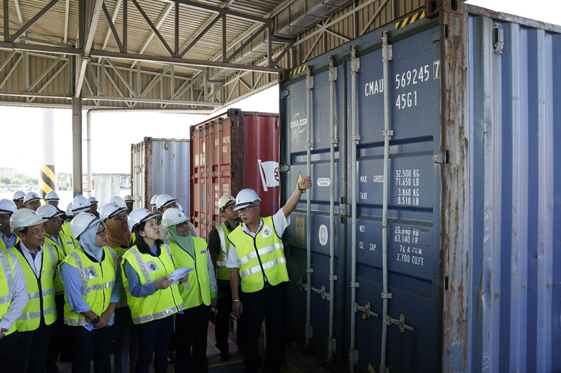 Malaysia's Environment Minister Yeo Bee Yin, third from left, inspects a container with plastic waste at a port in Butterworth, Malaysia, Monday, Jan. 20, 2020. Photo: AP