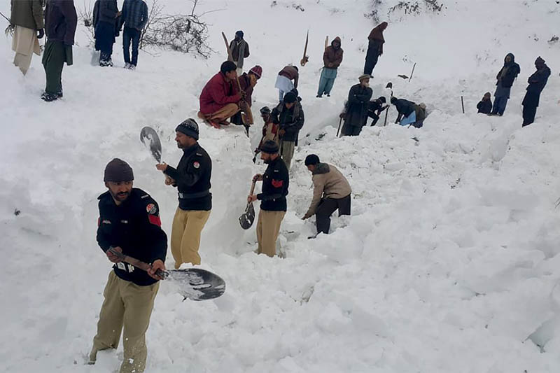 Police officers and local residents dig to search bodies of victims of avalanches in Doodnail village in Neelum Valley, Pakistan-administered Kashmir, Wednesday, Jan. 15, 2020. Photo: AP