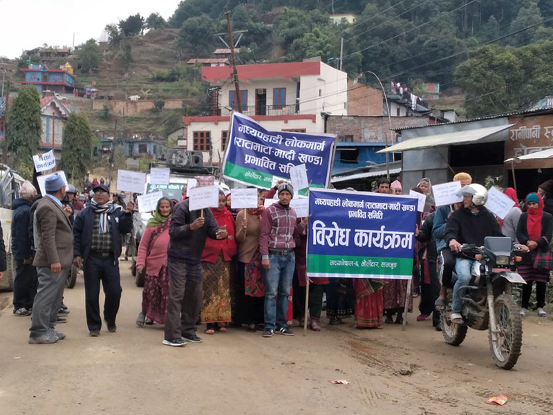Locals protest the construction of mid-hilly highway at Bhorletar of Madhya Nepal Municipality-6, in Lamjung district, on Monday, January 13, 2020. Photo: Ramji Rana/THT